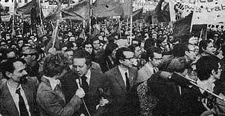 Manifestação em frente ao Republica